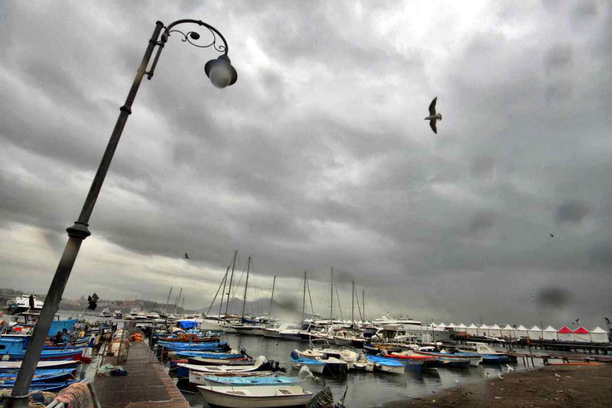 Cielo nuvoloso sul golfo di Napoli