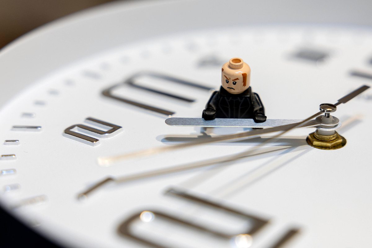 Orologio con lancette un'ora indietro