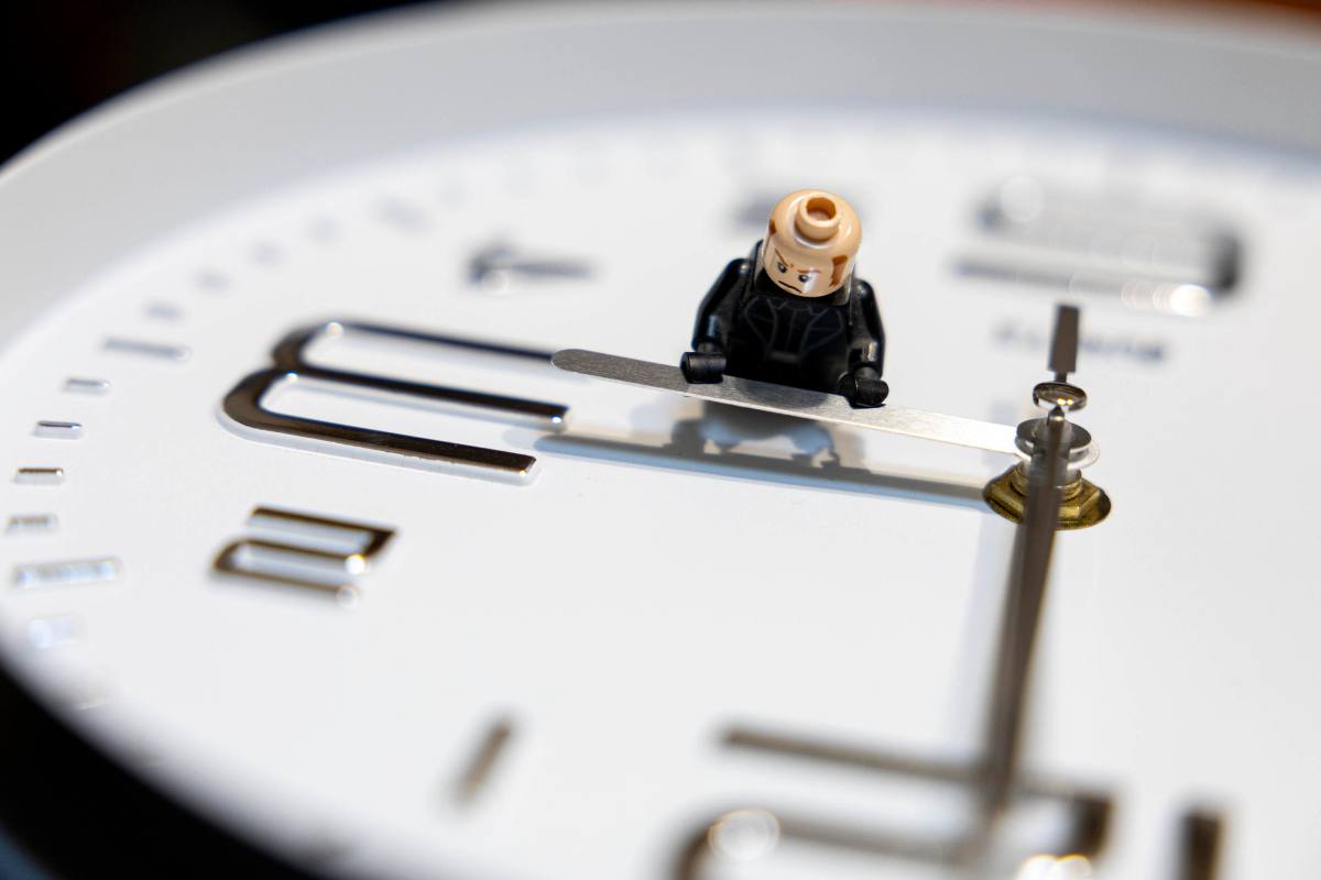 Un orologio visto molto da vicino e di sbieco