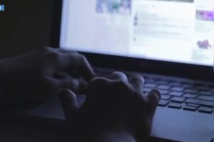 Mani che digitano tasti sulla tastiera di un PC