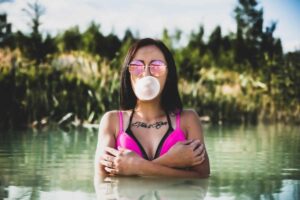 Donna fa un palloncino con la gomma da masticare