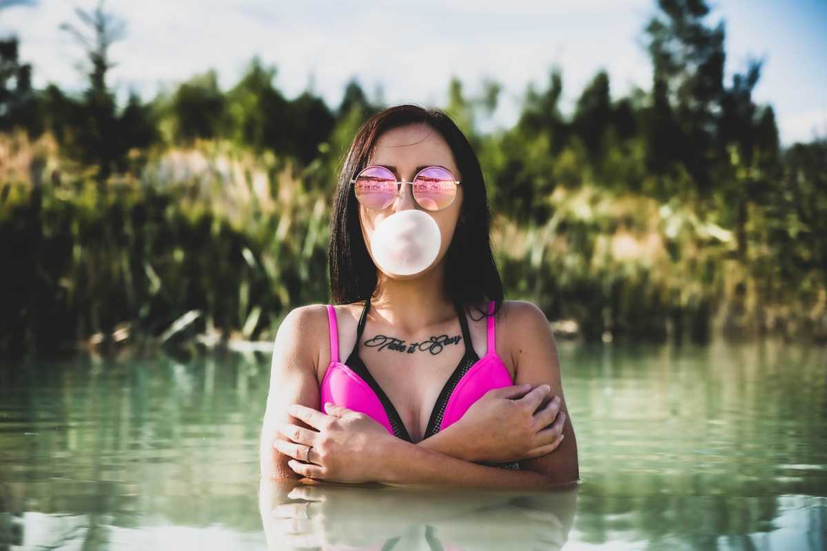 Donna fa un palloncino con la gomma da masticare