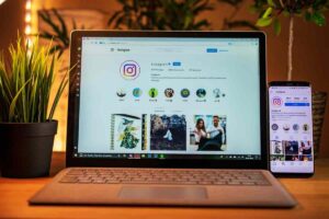 Smartphone e pc con aperta l'app di Instagram