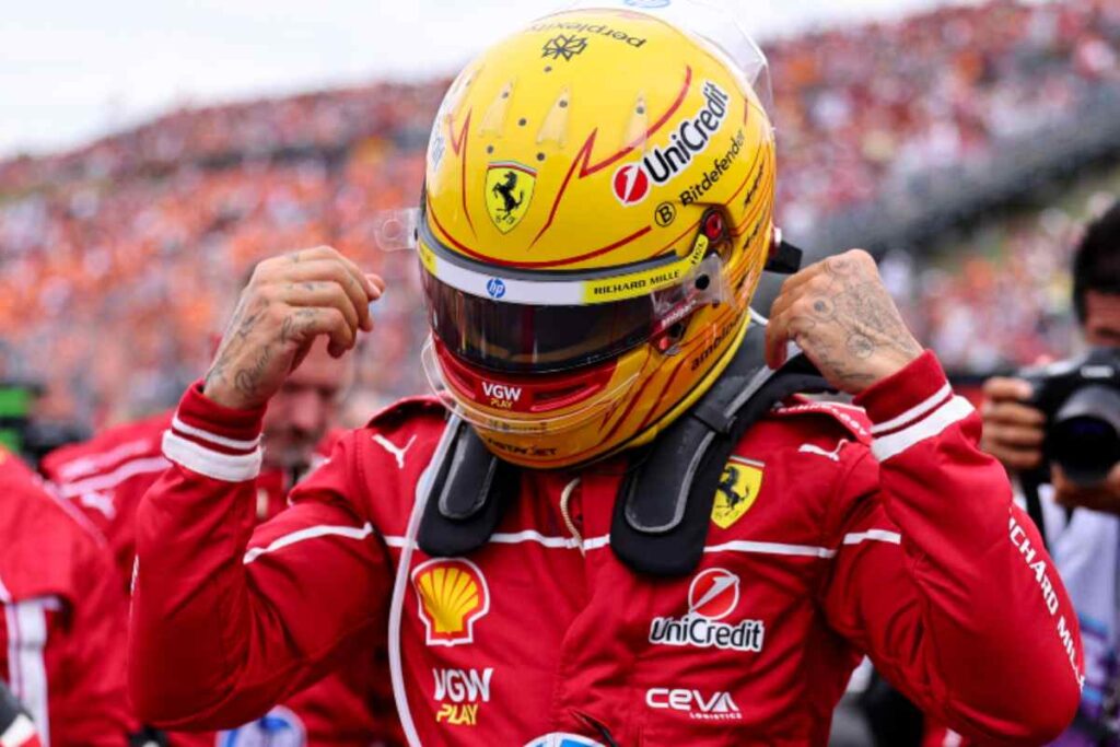 Lewis Hamilton si toglie il casco della Ferrari