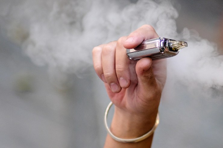Sigaretta elettronica nelle mani di una donna