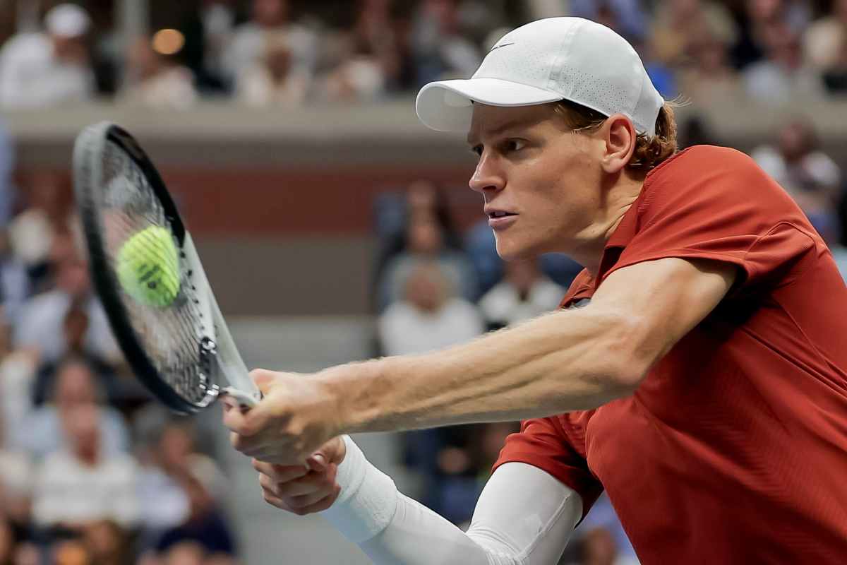 Sinner in azione con il rovescio durante una partita allo US Open 2025