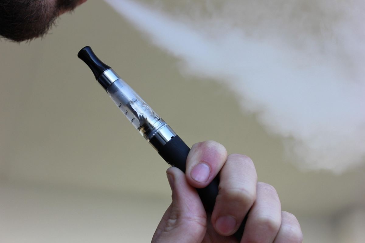 Uomo fuma sigaretta elettronica