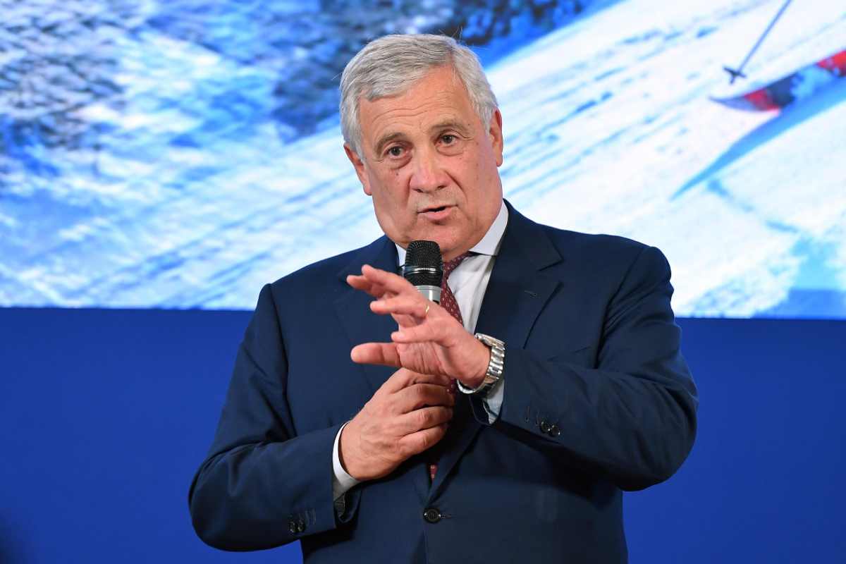 Antonio Tajani immortalato durante un discorso