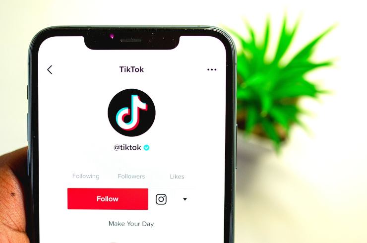 Simbolo di TikTok in uno smartphone