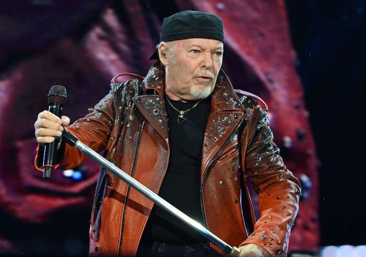 Vasco Rossi con l'asta del microfono in mano durante un concerto