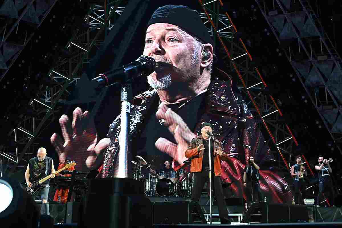 Vasco Rossi canta durante un suo concerto