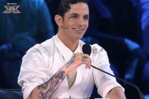achille lauro sorride