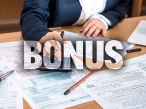 scritto Bonus con dietro dei fogli sparsi