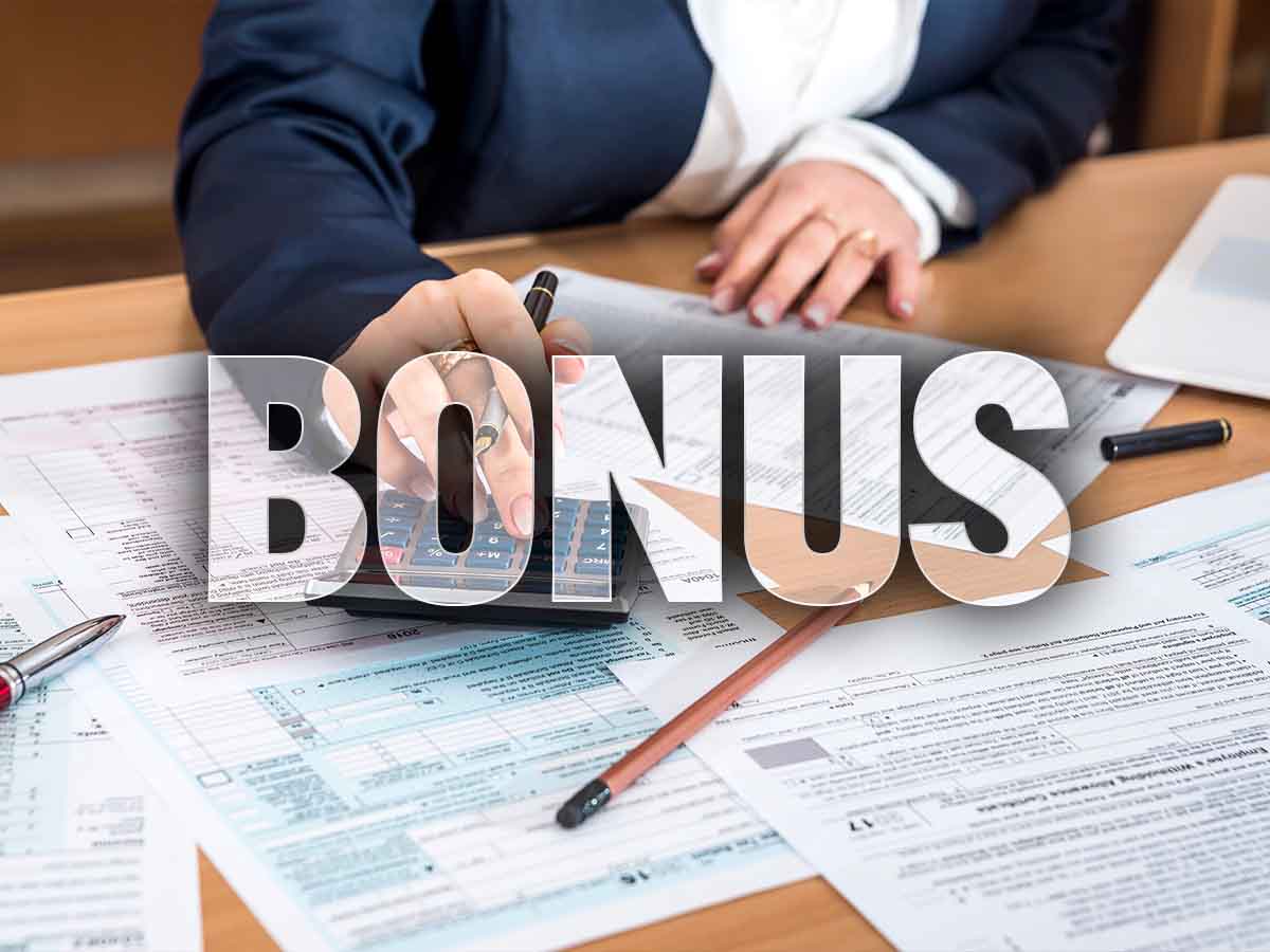scritto Bonus con dietro dei fogli sparsi