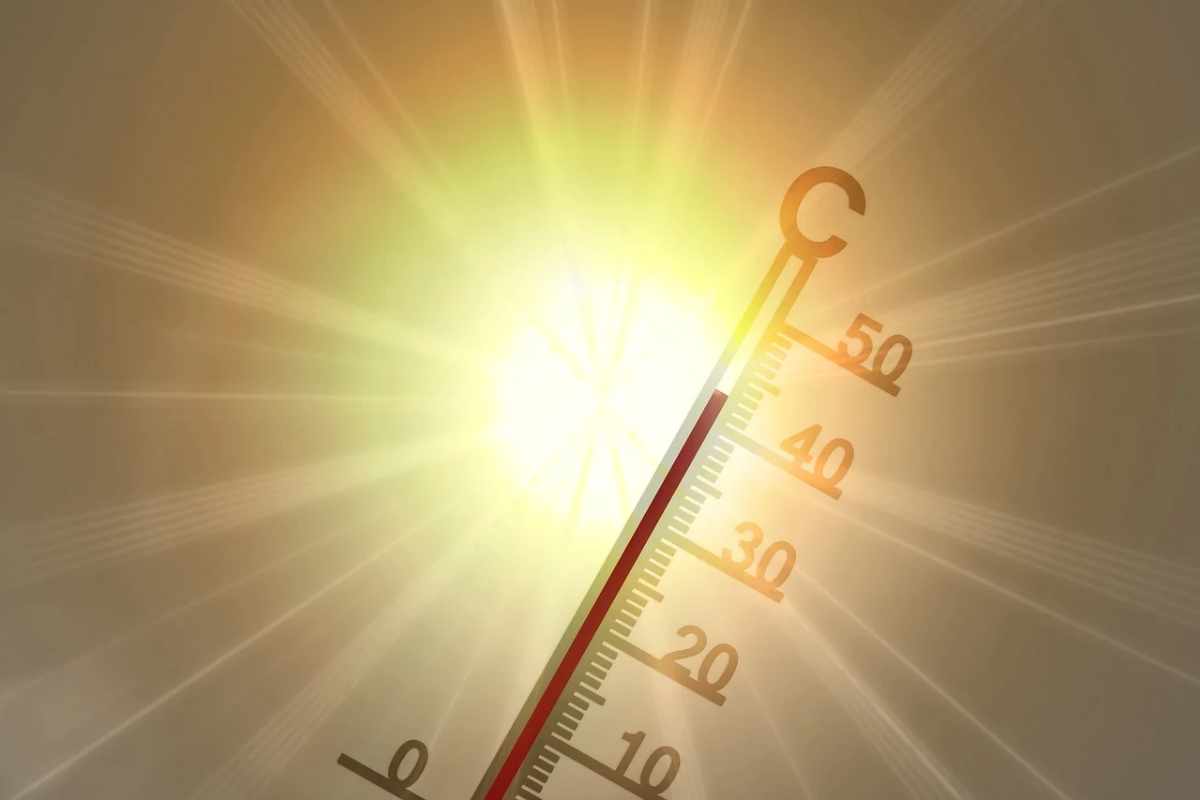 sole e un termometro con temperatura elevata