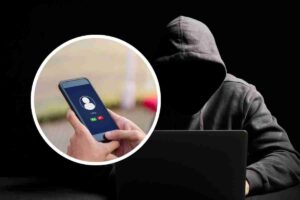 una persona incappucciata e nel riquadro uno smartphone