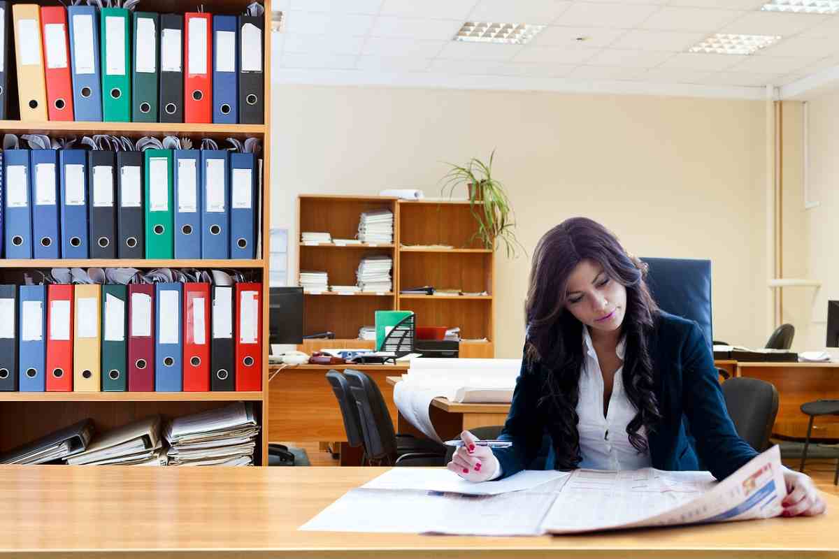 una donna al lavoro in ufficio