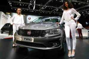 un'auto Fiat Tipo con due vallette vicino