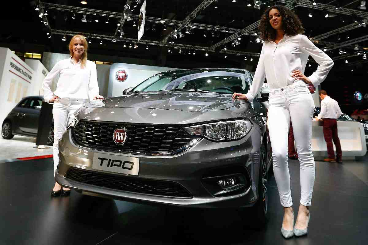 un'auto Fiat Tipo con due vallette vicino