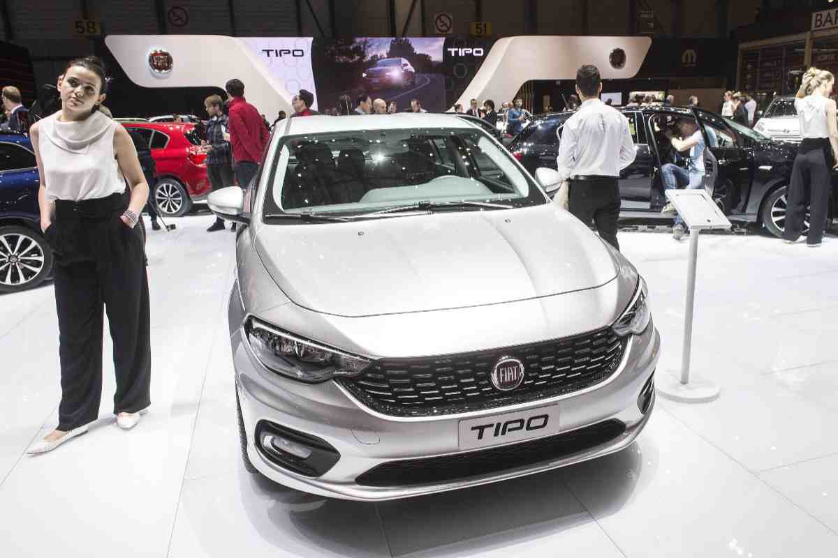 un'auto Fiat Tipo di colore grigio
