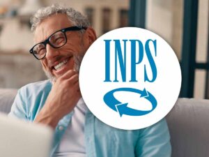logo dell'INPS con dietro un uomo che sorride