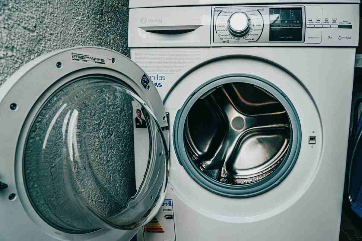 una lavatrice con l'oblò aperto