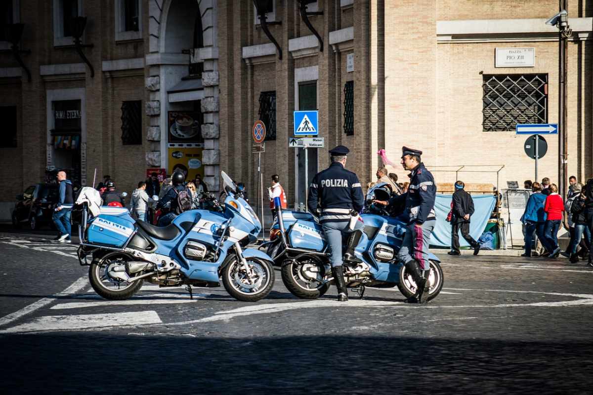 polizia che ferma per la multa