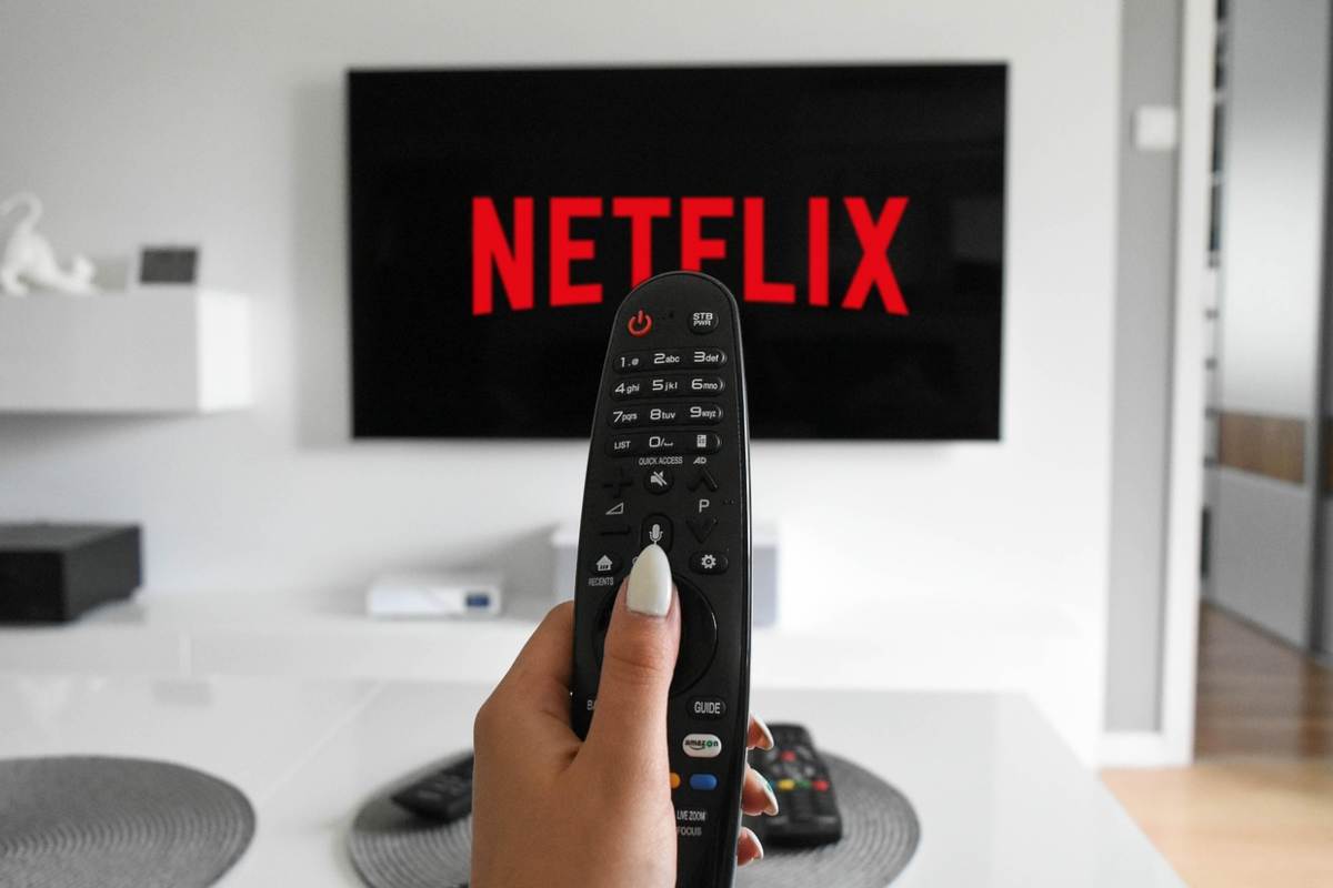 telecomando e schemo tv con logo Netflix