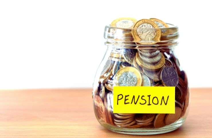 barattolo con scritto "pension" e soldi dentro monete
