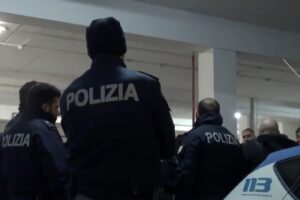 Agenti di polizia di spalle