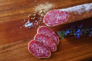salame tagliato a fette su tagliere