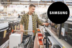 ragazzo in un negozio di elettronica e logo samsung