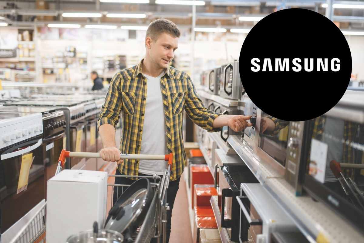 ragazzo in un negozio di elettronica e logo samsung