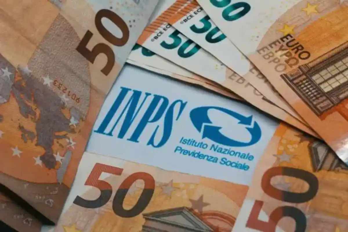 banconote da 50 euro con logo INPS vicino