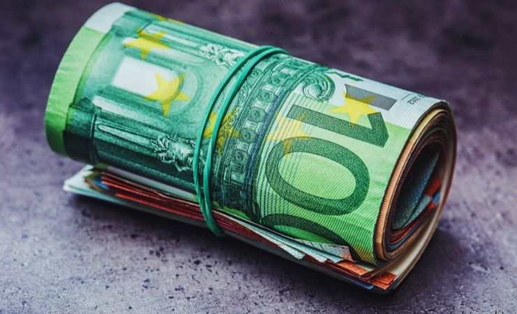rotolino con dei soldi legati da un elastico