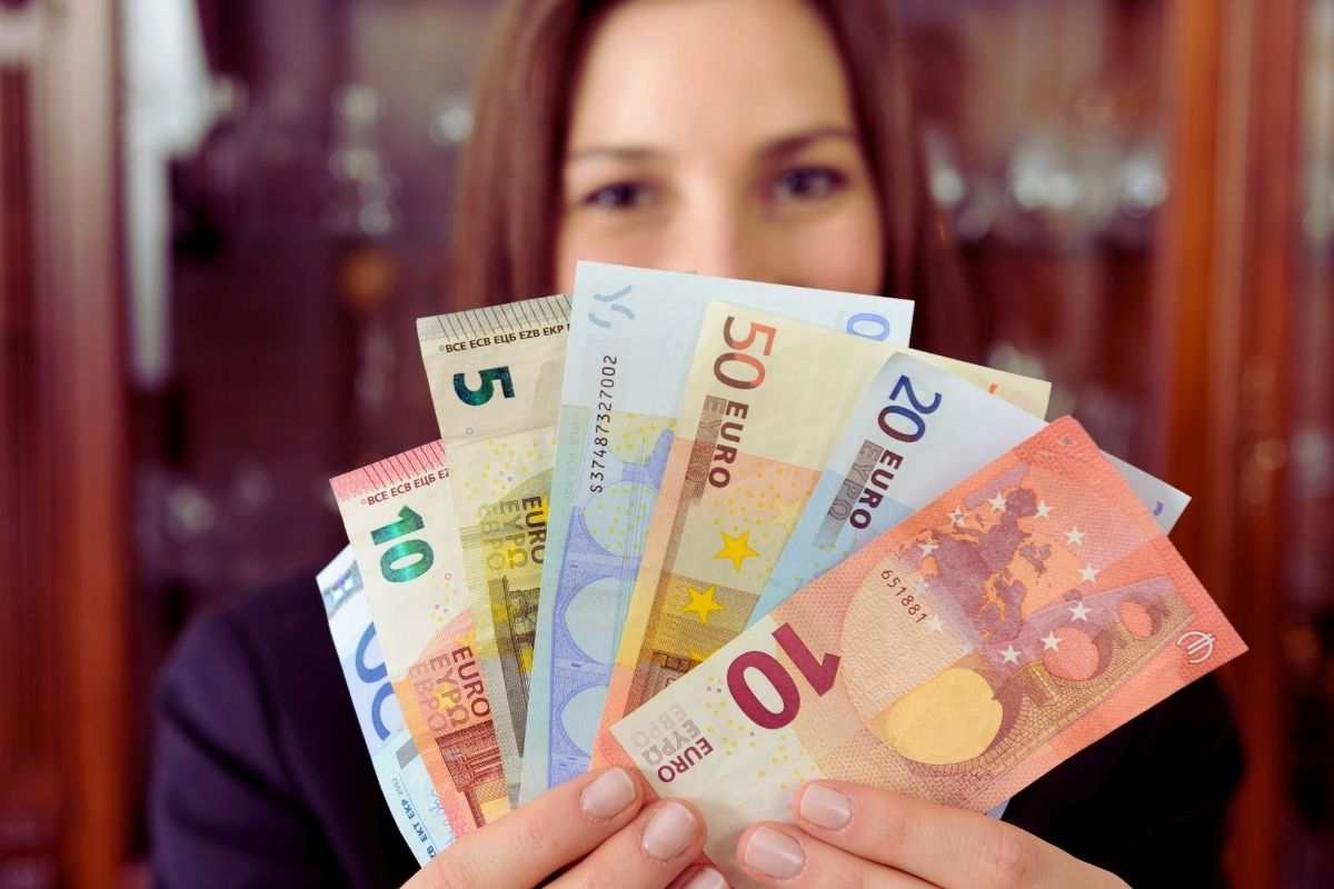 ragazza con banconote in mano
