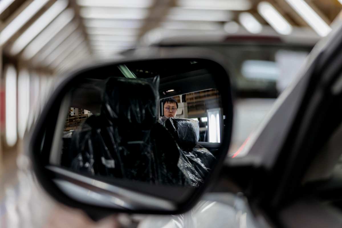 Specchietto di un auto in primo piano