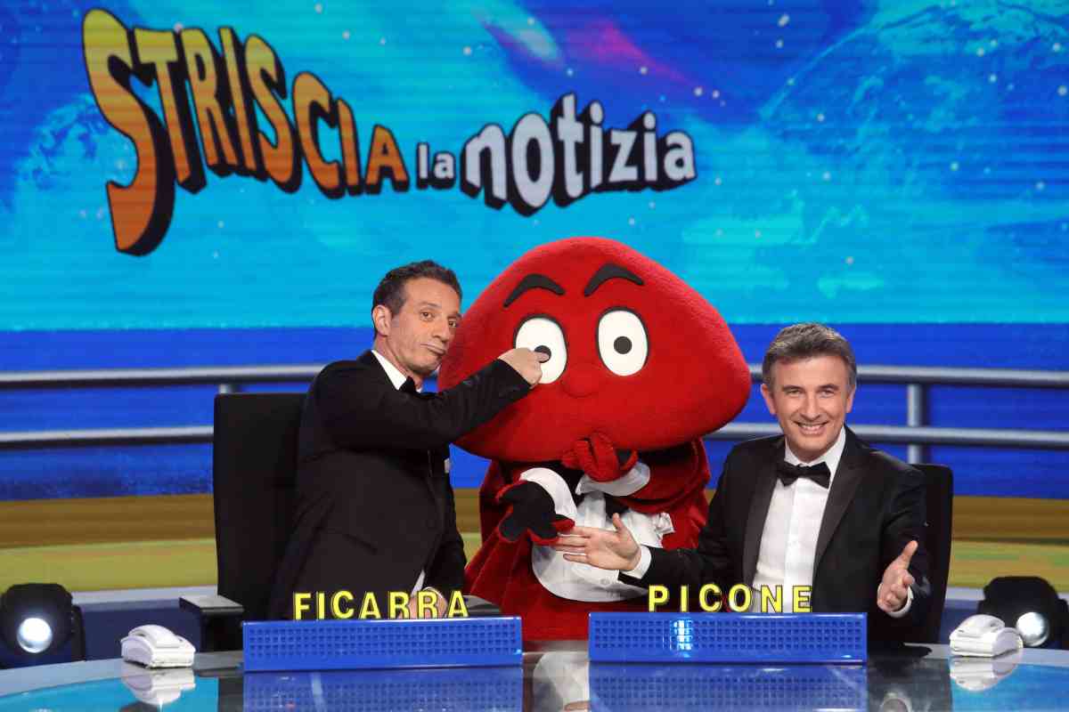 Ficarra e Picone in compagnia del Gabibbo nello studio di Striscia la Notizia