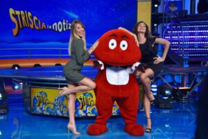 Il Gabibbo e le veline nello studio di Striscia la Notizia