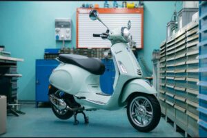 una Vespa Piaggio parcheggiata