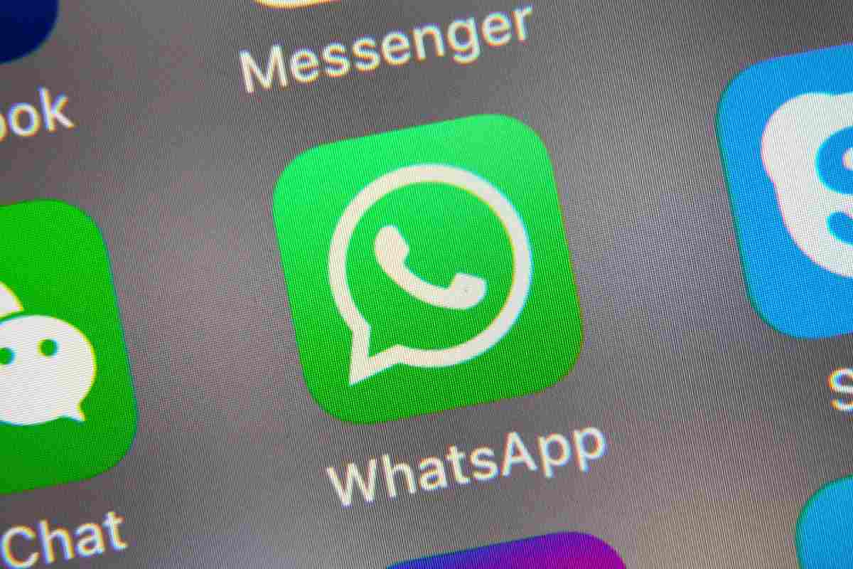 Logo WhatsApp tra icone di un cellulare