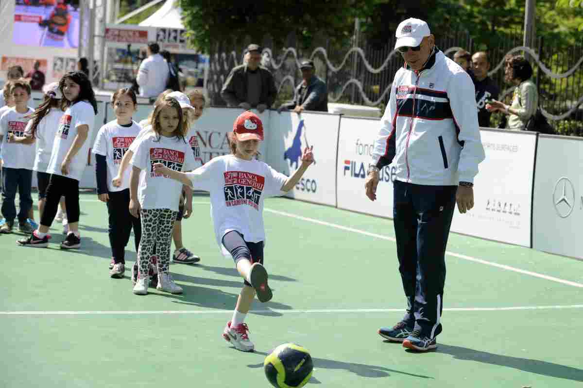 Bambini che fanno una allenamento di calcio