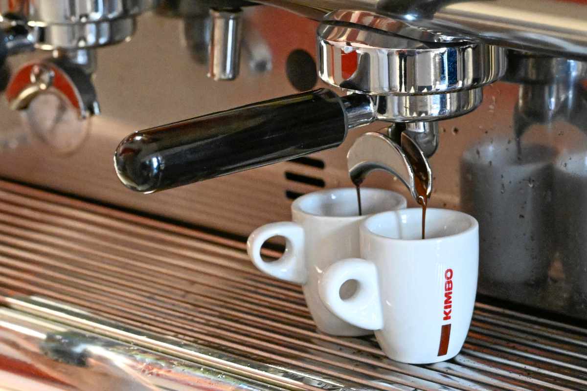 Due tazzine che si riempiono di caffè