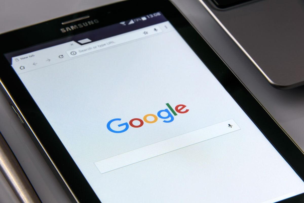Smartphone Samsung con aperta la schermata di Google