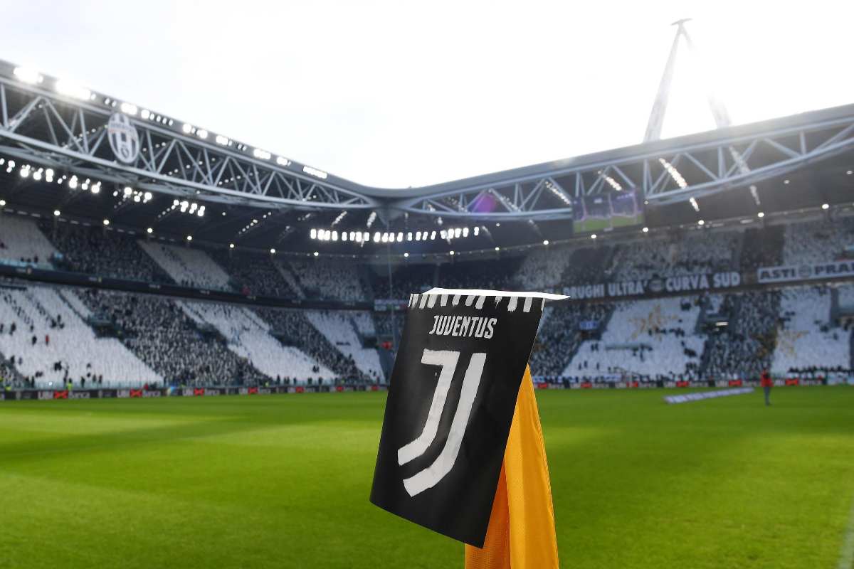 Logo della Juventus sulla bandierina del calcio d'angolo