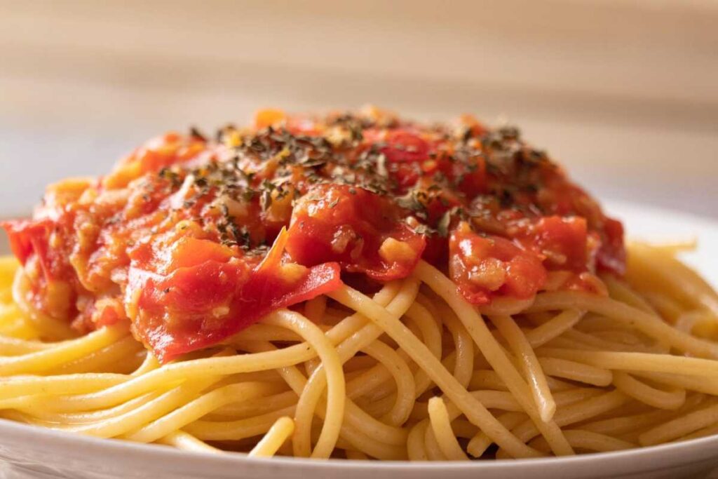Piatto di spaghetti con pomodoro e origano