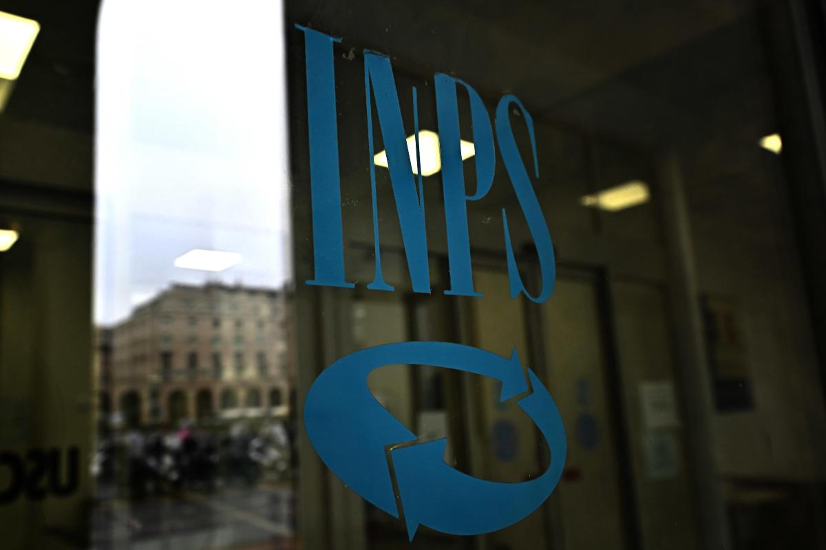 Vetrina di una sede dell'Inps