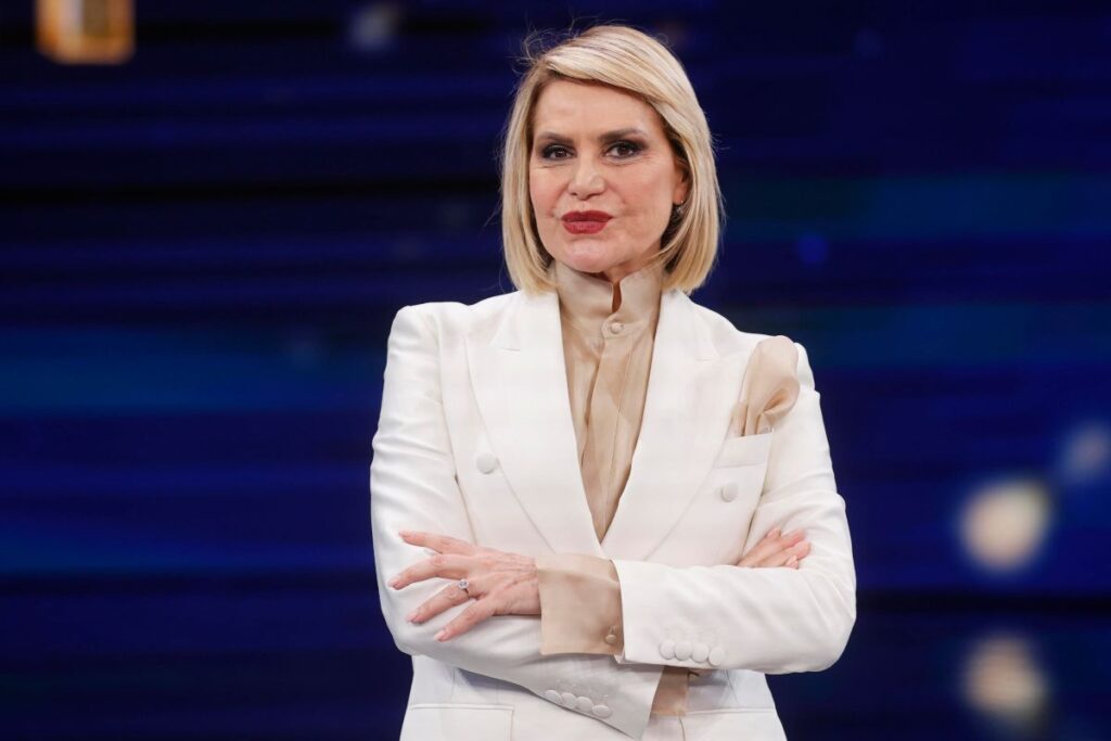 Simona Ventura con le braccia incrociate