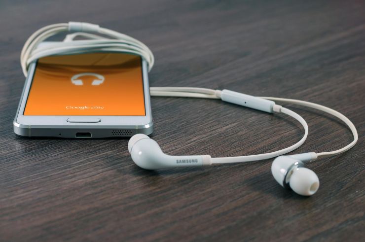 Smartphone con le cuffie per ascoltare musica