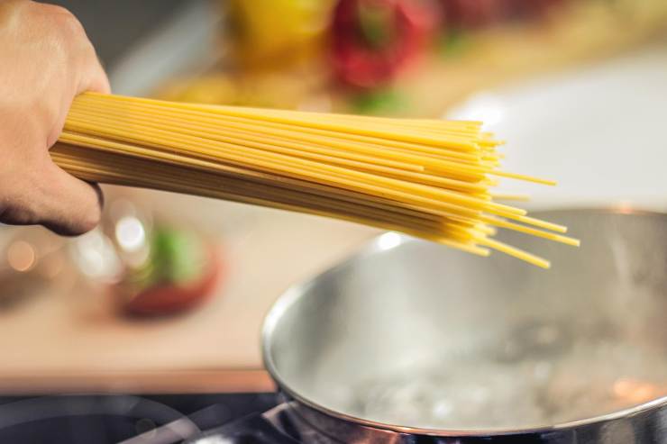 Uomo butta gli spaghetti nell'acqua